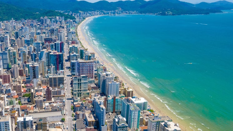 Vista aérea da orla e do mar esmeralda